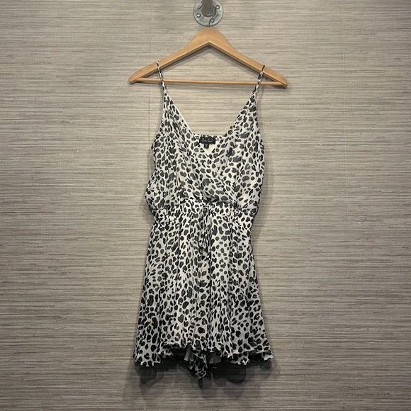 Collection of 5 Rompers, various brands all size Medium - Picture 3 of 6